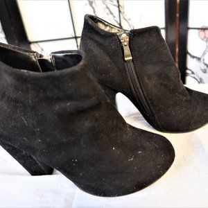 Liliana Black Suade Zip Up Booties Size 7